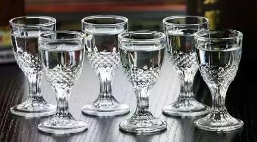 白酒為何不標(biāo)注保質(zhì)期？酒精飲料的獨(dú)特屬性解析